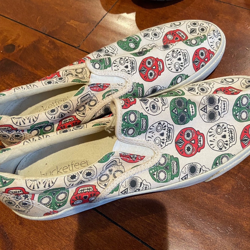 Bucketfeet sugar skulls slides, size 11